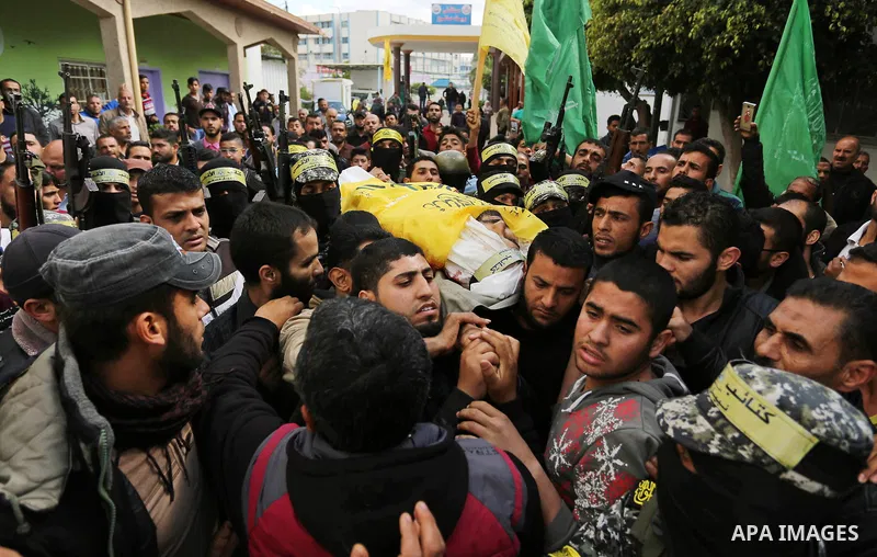 Palestinians carry the body of Hamdan Abu Amsha who was killed a day earlier during clashes with Israeli security forces in a tent city protest along the Israel border with Gaza, demanding the right to return to their ho...