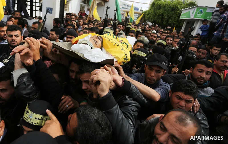 Palestinians carry the body of Hamdan Abu Amsha who was killed a day earlier during clashes with Israeli security forces in a tent city protest along the Israel border with Gaza, demanding the right to return to their ho...