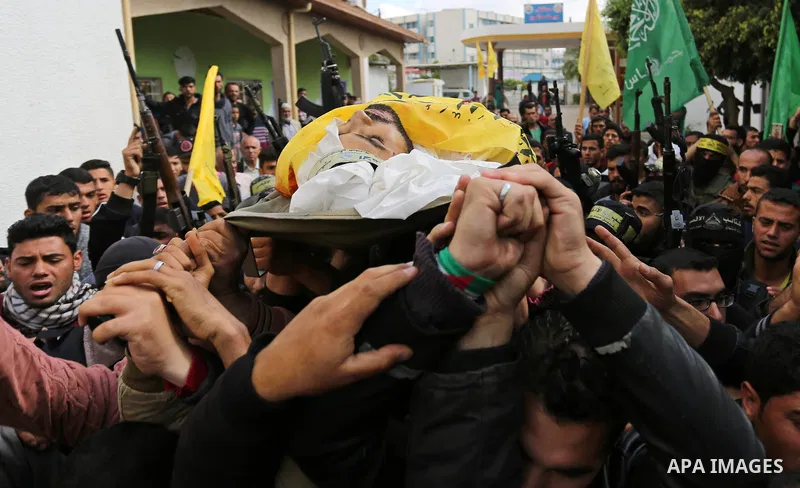 Palestinians carry the body of Hamdan Abu Amsha who was killed a day earlier during clashes with Israeli security forces in a tent city protest along the Israel border with Gaza, demanding the right to return to their ho...
