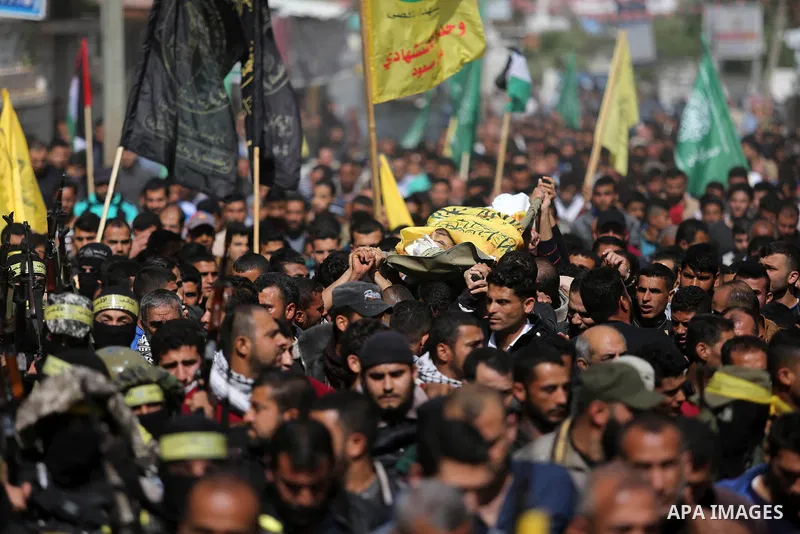 Palestinians carry the body of Hamdan Abu Amsha who was killed a day earlier during clashes with Israeli security forces in a tent city protest along the Israel border with Gaza, demanding the right to return to their ho...