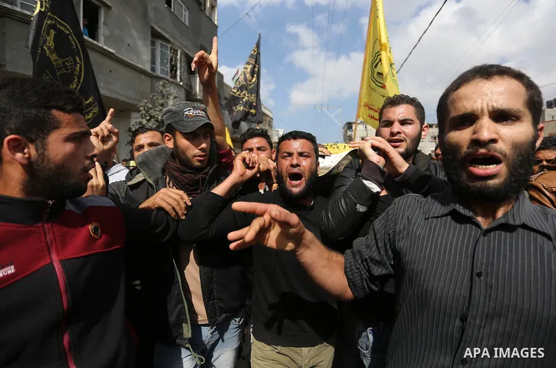 Palestinians carry the body of Hamdan Abu Amsha who was killed a day earlier during clashes with Israeli security forces in a tent city protest along the Israel border with Gaza, demanding the right to return to their ho...