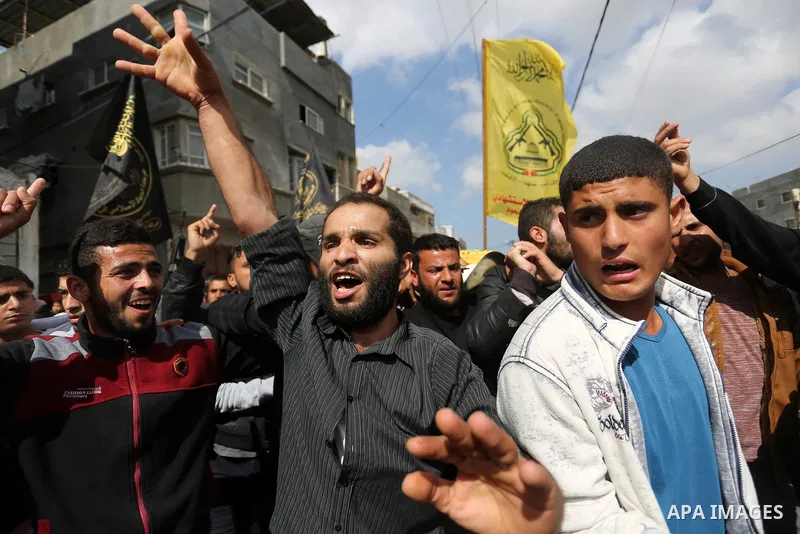 Palestinians carry the body of Hamdan Abu Amsha who was killed a day earlier during clashes with Israeli security forces in a tent city protest along the Israel border with Gaza, demanding the right to return to their ho...