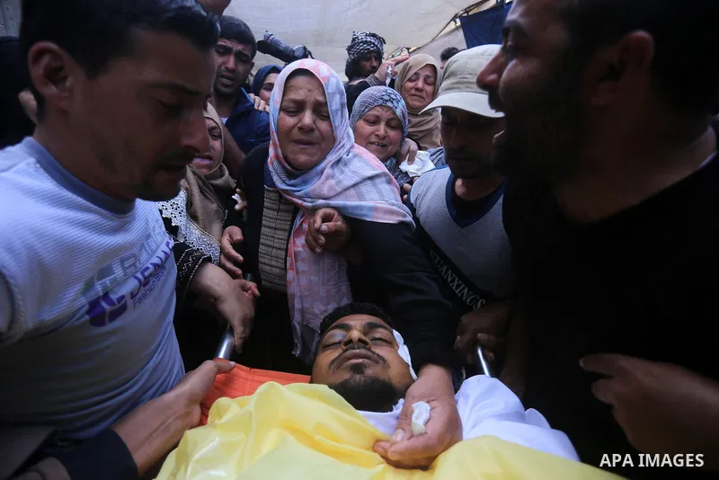 Palestinians carry the body of Jihad Abu Jamous who was killed a day earlier during clashes with Israeli security forces in a tent city protest along the Israel border with Gaza, demanding the right to return to their ho...