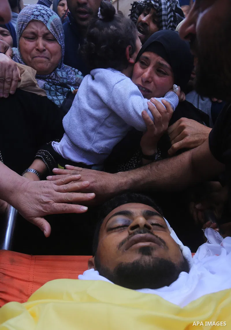 Palestinians carry the body of Jihad Abu Jamous who was killed a day earlier during clashes with Israeli security forces in a tent city protest along the Israel border with Gaza, demanding the right to return to their ho...