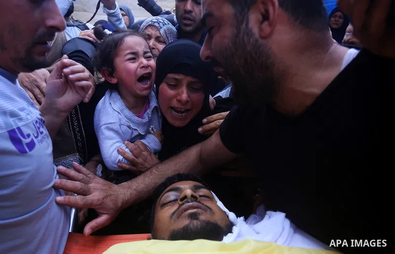 Palestinians carry the body of Jihad Abu Jamous who was killed a day earlier during clashes with Israeli security forces in a tent city protest along the Israel border with Gaza, demanding the right to return to their ho...