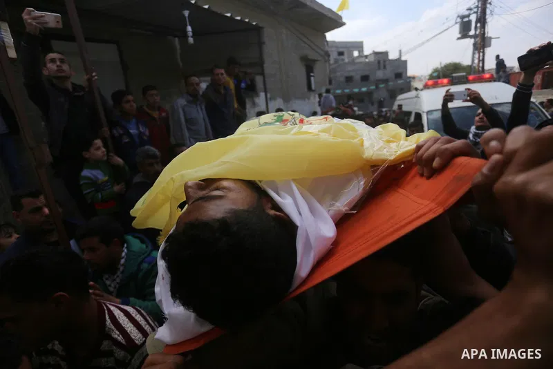 Palestinians carry the body of Jihad Abu Jamous who was killed a day earlier during clashes with Israeli security forces in a tent city protest along the Israel border with Gaza, demanding the right to return to their ho...