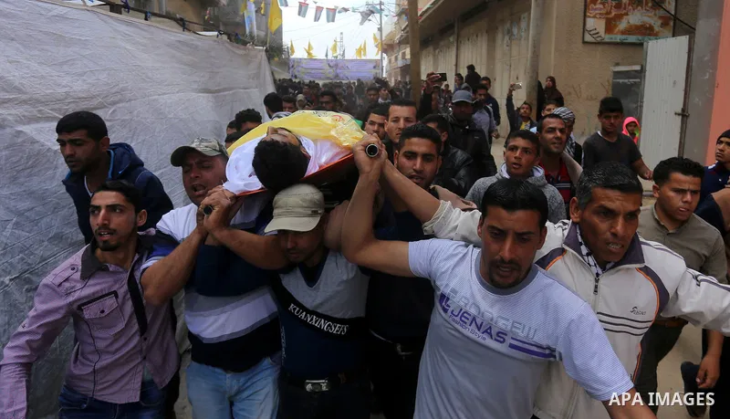 Palestinians carry the body of Jihad Abu Jamous who was killed a day earlier during clashes with Israeli security forces in a tent city protest along the Israel border with Gaza, demanding the right to return to their ho...