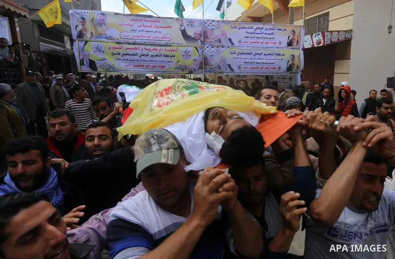 Palestinians carry the body of Jihad Abu Jamous who was killed a day earlier during clashes with Israeli security forces in a tent city protest along the Israel border with Gaza, demanding the right to return to their ho...