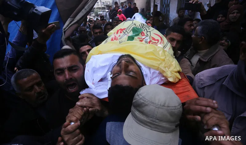Palestinians carry the body of Jihad Abu Jamous who was killed a day earlier during clashes with Israeli security forces in a tent city protest along the Israel border with Gaza, demanding the right to return to their ho...