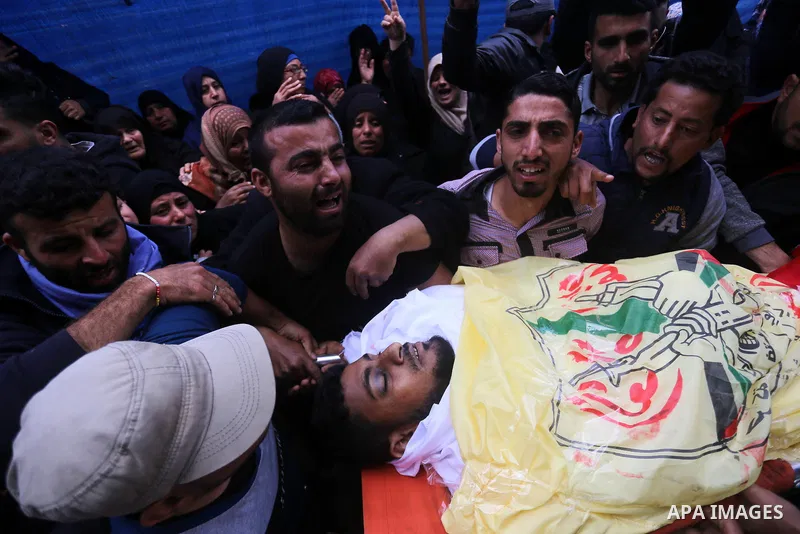 Palestinians carry the body of Jihad Abu Jamous who was killed a day earlier during clashes with Israeli security forces in a tent city protest along the Israel border with Gaza, demanding the right to return to their ho...