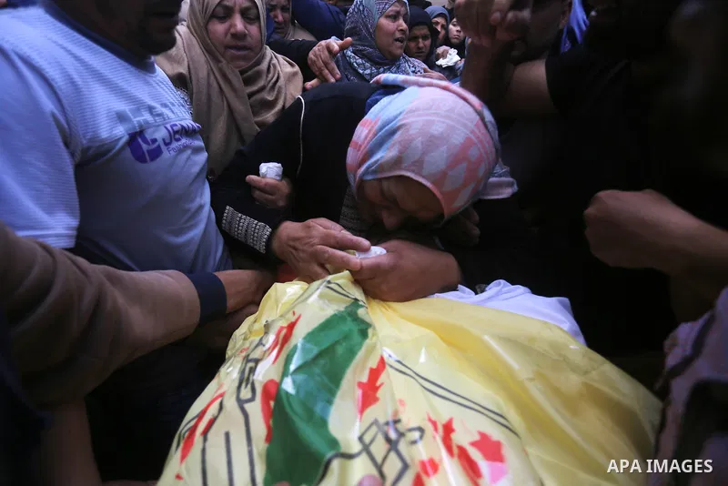 Palestinians carry the body of Jihad Abu Jamous who was killed a day earlier during clashes with Israeli security forces in a tent city protest along the Israel border with Gaza, demanding the right to return to their ho...