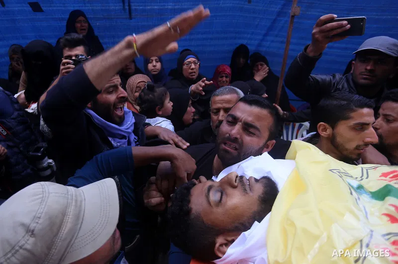 Palestinians carry the body of Jihad Abu Jamous who was killed a day earlier during clashes with Israeli security forces in a tent city protest along the Israel border with Gaza, demanding the right to return to their ho...