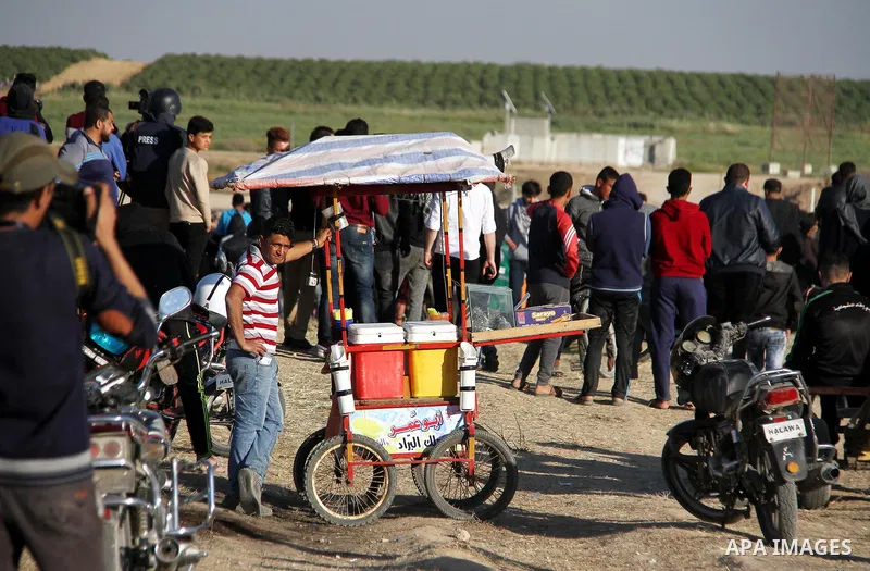 A Palestinian vendor sells cold drinks during a protest, at the Israel-Gaza border, demanding the right to return to their homeland, east of Gaza City April 1, 2018. Photo by Mahmoud Ajour