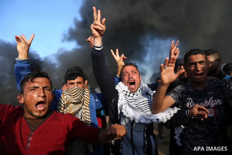 Palestinian protesters demonstrate during clashes with Israeli security forces in a protest, at the Israel-Gaza border, demanding the right to return to their homeland, in Khan Younis in the southern Gaza strip on April...