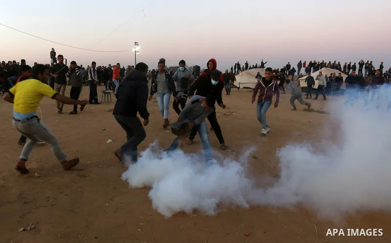 Palestinian protesters demonstrate during clashes with Israeli security forces in a protest, at the Israel-Gaza border, demanding the right to return to their homeland, in Khan Younis in the southern Gaza strip on April...