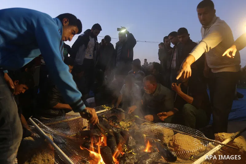 Palestinian protesters prepare dinner during clashes with Israeli security forces in a protest, at the Israel-Gaza border, demanding the right to return to their homeland, in Khan Younis in the southern Gaza strip on Apr...