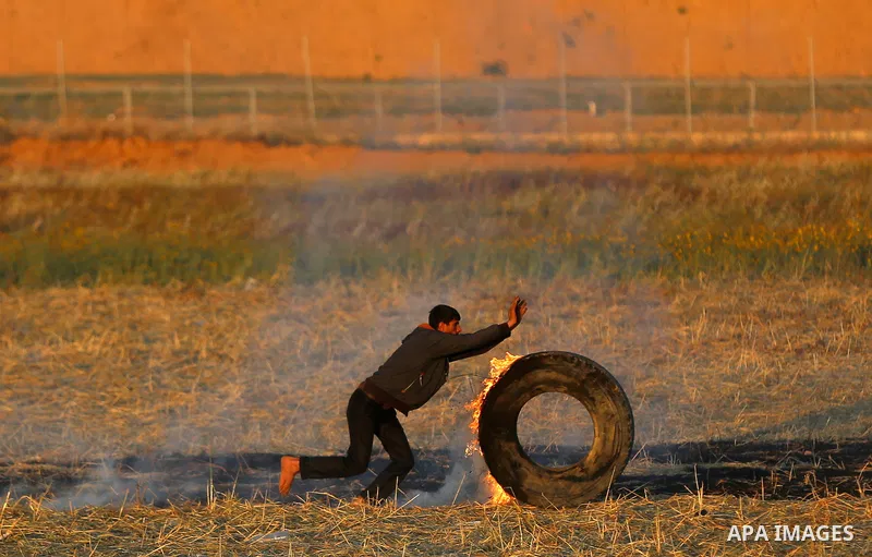 Palestinian protesters demonstrate during clashes with Israeli security forces in a protest, at the Israel-Gaza border, demanding the right to return to their homeland, in Khan Younis in the southern Gaza strip on April...