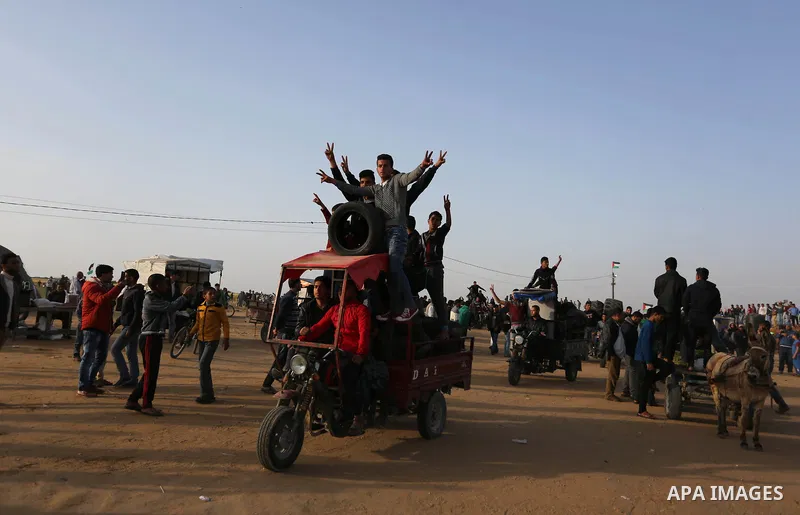 Palestinian protesters take part during a tent city protest, at the Israel-Gaza border, demanding the right to return to their homeland, in Khan Younis in the southern of Gaza strip on April 4, 2018. Photo by Ashraf Amra