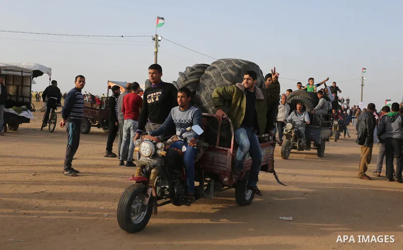 Palestinian protesters take part during a tent city protest, at the Israel-Gaza border, demanding the right to return to their homeland, in Khan Younis in the southern of Gaza strip on April 4, 2018. Photo by Ashraf Amra