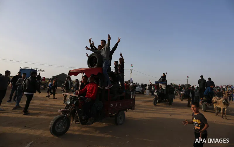 Palestinian protesters take part during a tent city protest, at the Israel-Gaza border, demanding the right to return to their homeland, in Khan Younis in the southern of Gaza strip on April 4, 2018. Photo by Ashraf Amra