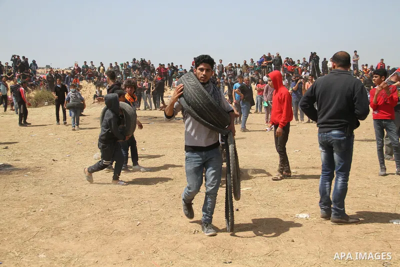Palestinian protesters clash with Isareli security forces during a tent city protest at the Israel-Gaza border, demanding the right to return to their homeland, in Jabalia in the northern of Gaza strip on April 6, 2018....