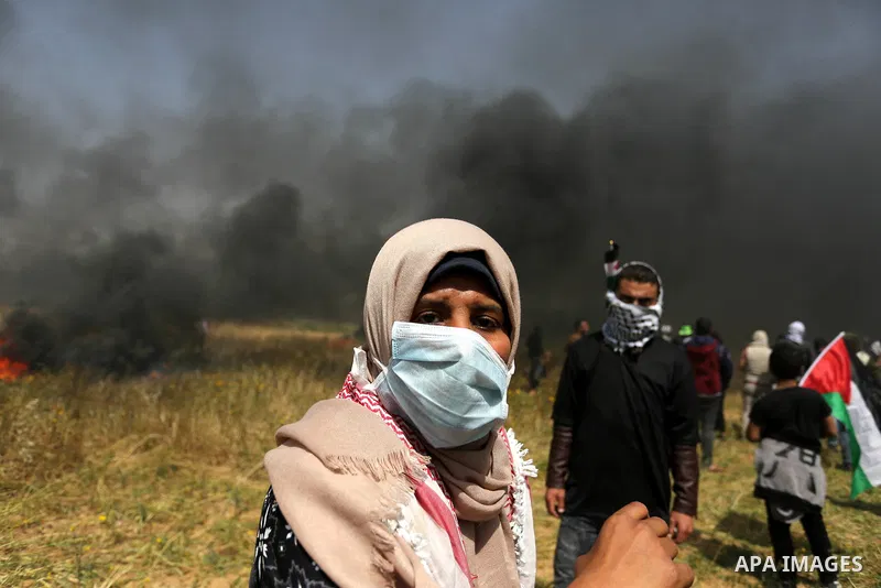 Palestinian protesters clash with Isareli security forces during a tent city protest at the Israel-Gaza border, demanding the right to return to their homeland, in Khan Younis in the southern Gaza strip on April 6, 2018....