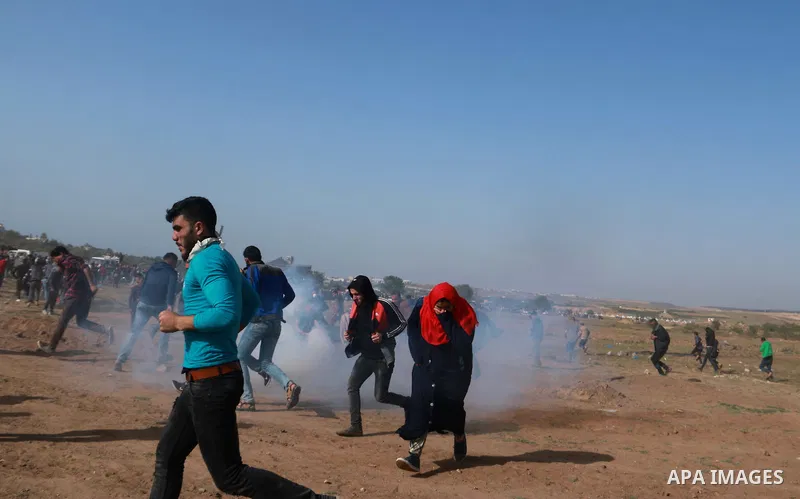 Palestinian protesters clash with Isareli security forces during a tent city protest at the Israel-Gaza border, demanding the right to return to their homeland, in Bureij, Gaza on April 06, 2018. Photo by Mahmoud Khattab