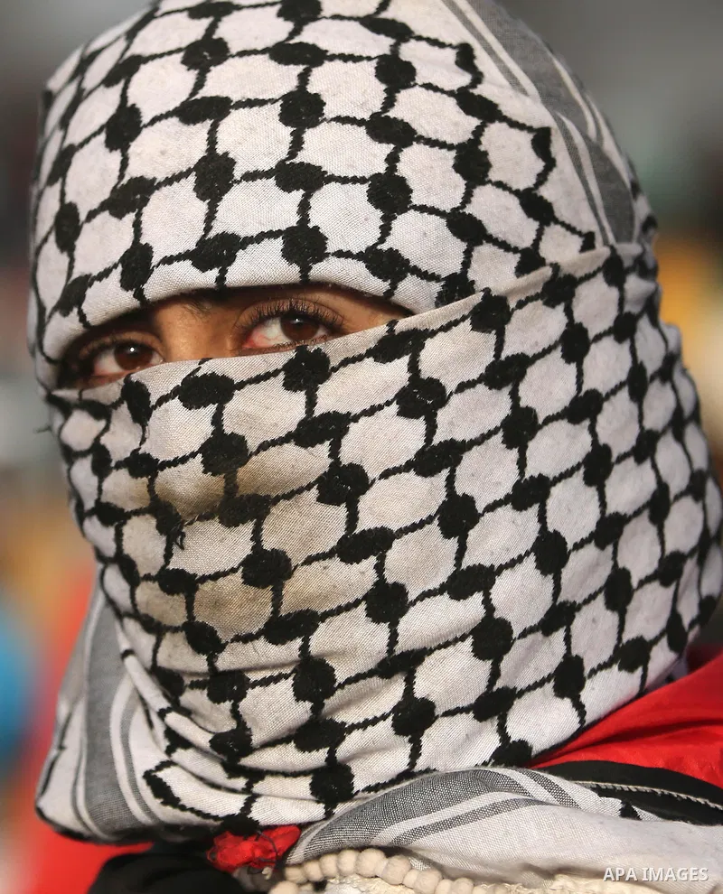 Palestinian protesters clash with Isareli security forces during a tent city protest at the Israel-Gaza border, demanding the right to return to their homeland, in Khan Younis in the southern Gaza strip on April 6, 2018....