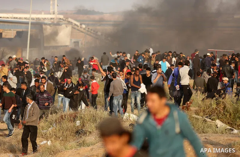 Palestinian protesters gather during clashes with Isareli security forces during a tent city protest at the Israel-Gaza border, demanding the right to return to their homeland, in east of Gaza city on April 6, 2018. Phot...