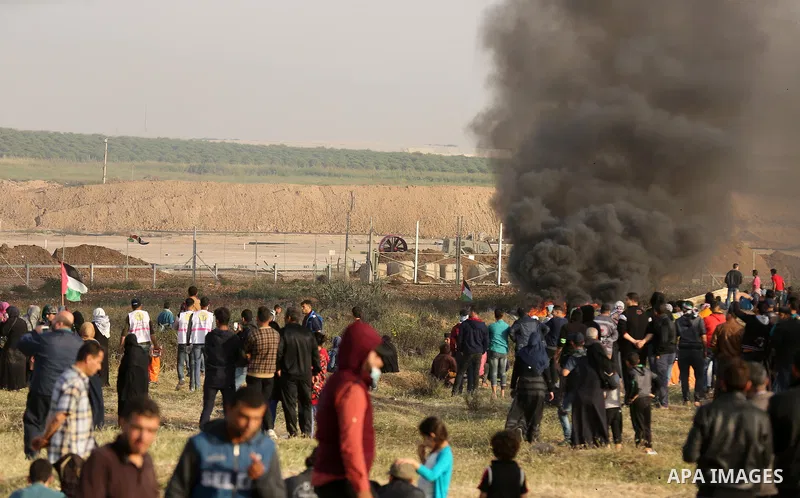 Palestinian protesters gather during clashes with Isareli security forces during a tent city protest at the Israel-Gaza border, demanding the right to return to their homeland, in east of Gaza city on April 6, 2018. Phot...