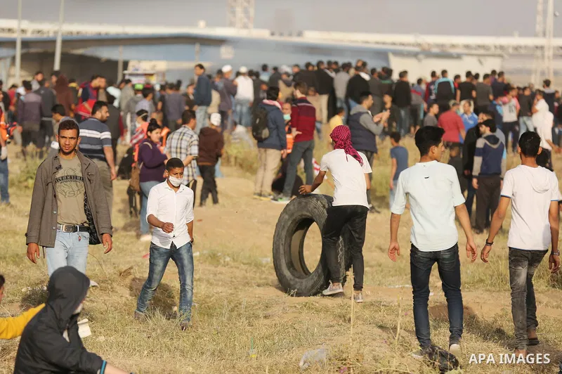 Palestinian protesters gather during clashes with Isareli security forces during a tent city protest at the Israel-Gaza border, demanding the right to return to their homeland, in east of Gaza city on April 6, 2018. Phot...