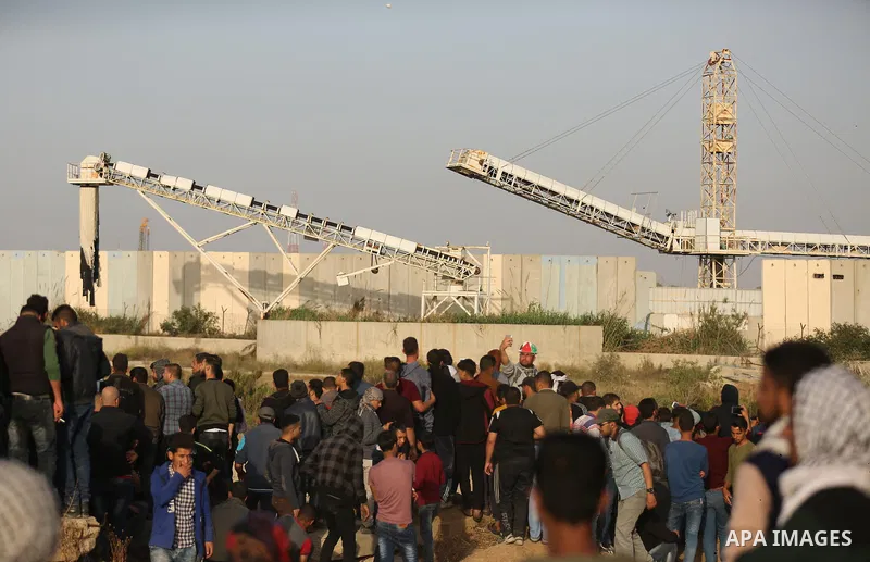Palestinian protesters gather during clashes with Isareli security forces during a tent city protest at the Israel-Gaza border, demanding the right to return to their homeland, in east of Gaza city on April 6, 2018. Phot...