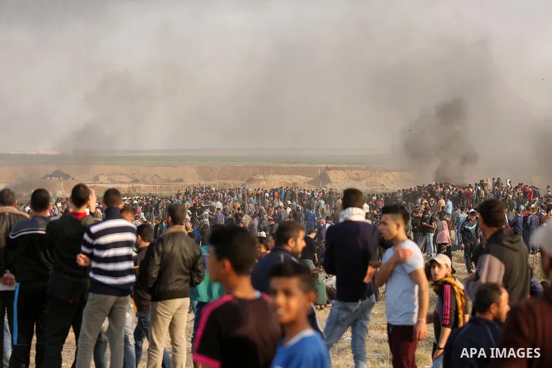Palestinian protesters gather during clashes with Isareli security forces during a tent city protest at the Israel-Gaza border, demanding the right to return to their homeland, in east of Gaza city on April 6, 2018. Phot...