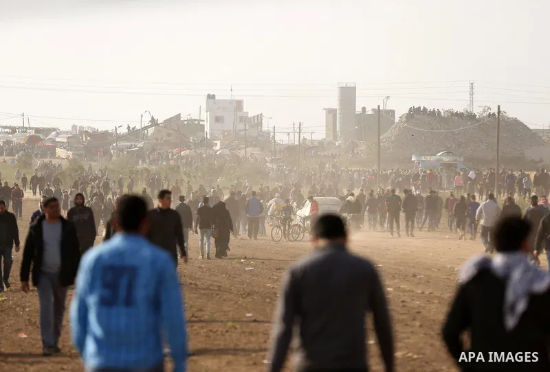 Palestinian protesters gather during clashes with Isareli security forces during a tent city protest at the Israel-Gaza border, demanding the right to return to their homeland, in east of Gaza city on April 6, 2018. Phot...