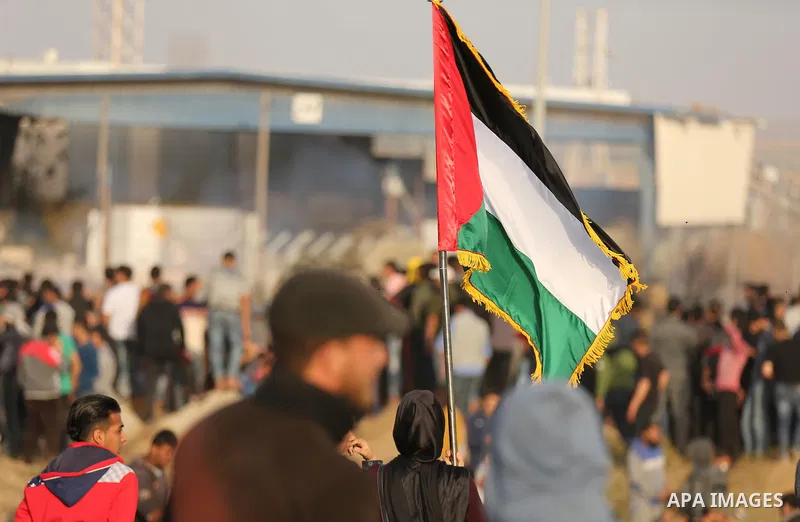 Palestinian protesters gather during clashes with Isareli security forces during a tent city protest at the Israel-Gaza border, demanding the right to return to their homeland, in east of Gaza city on April 6, 2018. Phot...