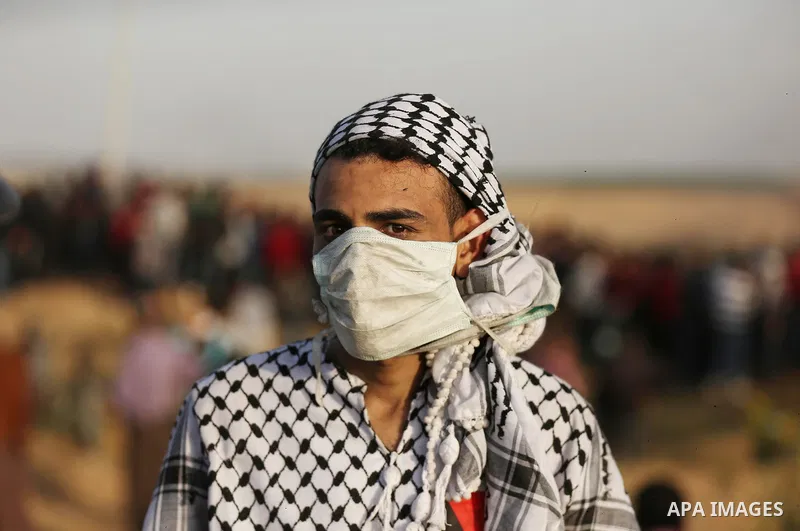 Palestinian protesters gather during clashes with Isareli security forces during a tent city protest at the Israel-Gaza border, demanding the right to return to their homeland, in east of Gaza city on April 6, 2018. Phot...
