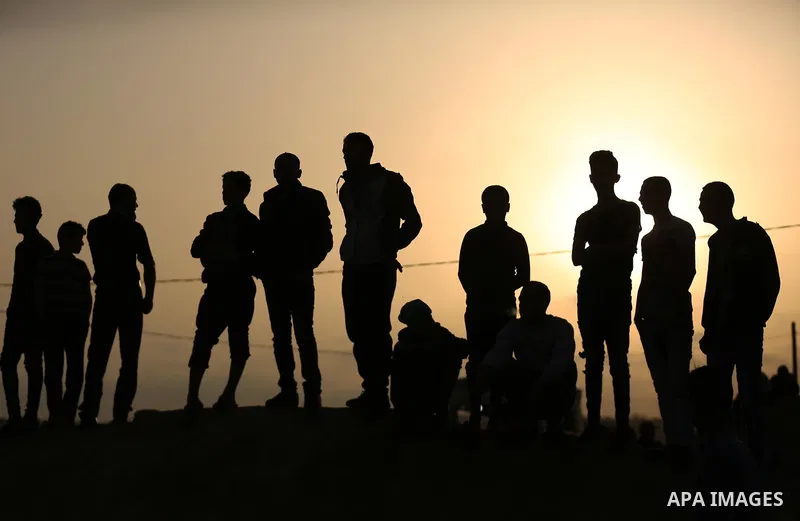 Palestinian protesters gather during clashes with Isareli security forces during a tent city protest at the Israel-Gaza border, demanding the right to return to their homeland, in east of Gaza city on April 6, 2018. Phot...