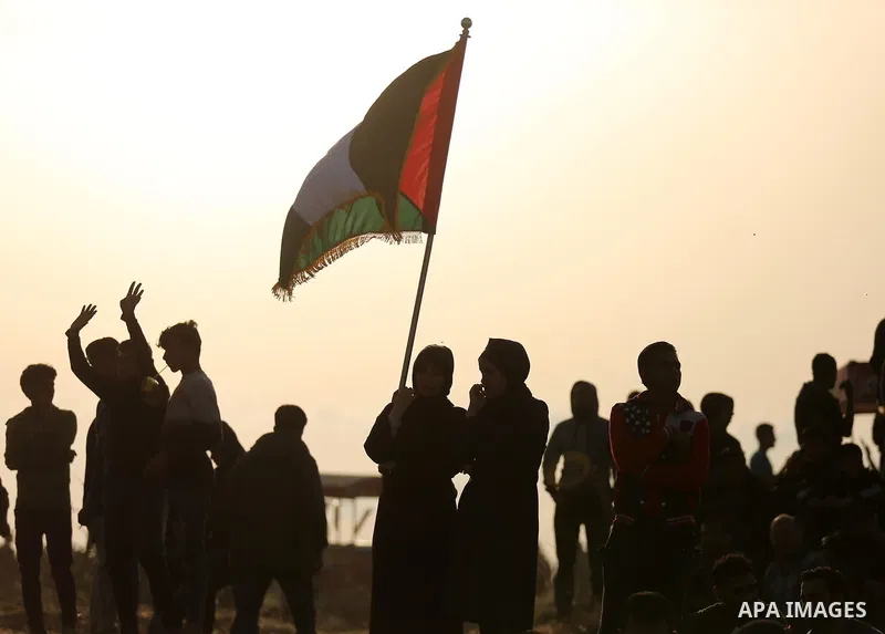 Palestinian protesters gather during clashes with Isareli security forces during a tent city protest at the Israel-Gaza border, demanding the right to return to their homeland, in east of Gaza city on April 6, 2018. Phot...