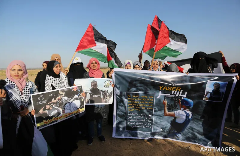 Palestinian journalists take part during a protest demanding to stop Israeli attacks on journalists near the border between Gaza and Israel, in Rafah in the southern Gaza strip on April 8, 2018. Photo by Ashraf Amra