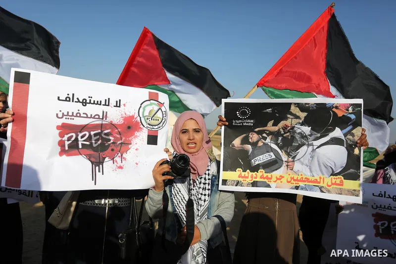 Palestinian journalists take part during a protest demanding to stop Israeli attacks on journalists near the border between Gaza and Israel, in Rafah in the southern Gaza strip on April 8, 2018. Photo by Ashraf Amra