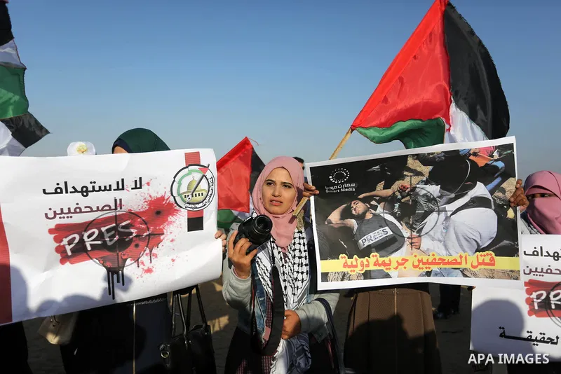 Palestinian journalists take part during a protest demanding to stop Israeli attacks on journalists near the border between Gaza and Israel, in Rafah in the southern Gaza strip on April 8, 2018. Photo by Ashraf Amra