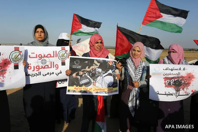 Palestinian journalists take part during a protest demanding to stop Israeli attacks on journalists near the border between Gaza and Israel, in Rafah in the southern Gaza strip on April 8, 2018. Photo by Ashraf Amra