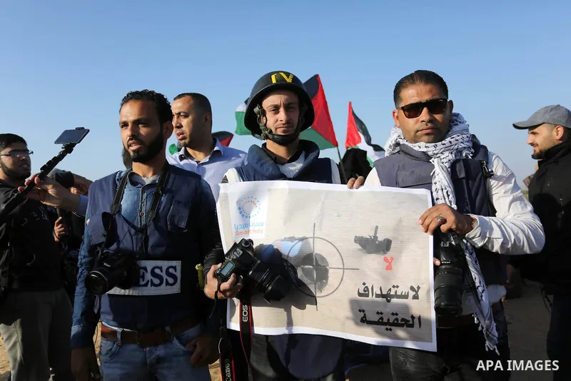 Palestinian journalists take part during a protest demanding to stop Israeli attacks on journalists near the border between Gaza and Israel, in Rafah in the southern Gaza strip on April 8, 2018. Photo by Ashraf Amra