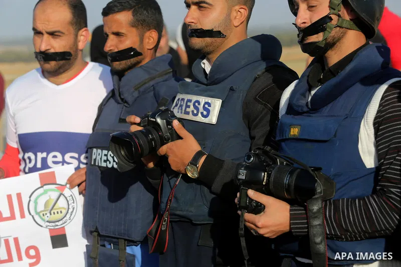 Palestinian journalists take part during a protest demanding to stop Israeli attacks on journalists near the border between Gaza and Israel, in Rafah in the southern Gaza strip on April 8, 2018. Photo by Ashraf Amra