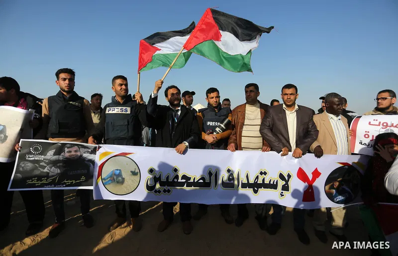 Palestinian journalists take part during a protest demanding to stop Israeli attacks on journalists near the border between Gaza and Israel, in Rafah in the southern Gaza strip on April 8, 2018. Photo by Ashraf Amra