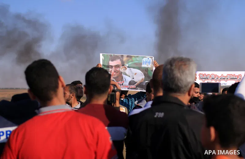 Palestinian Journalists take part in a protest against the killing of fellow journalist Yasser Murtaja, near the Israel-Gaza border in Khan Younis in the southern Gaza Strip on April 9, 2018. Photo by Sanad Latefa