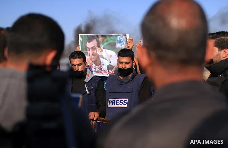 Palestinian Journalists take part in a protest against the killing of fellow journalist Yasser Murtaja, near the Israel-Gaza border in Khan Younis in the southern Gaza Strip on April 9, 2018. Photo by Sanad Latefa