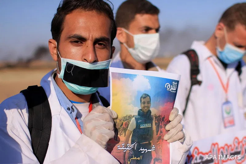 Palestinian Journalists take part in a protest against the killing of fellow journalist Yasser Murtaja, near the Israel-Gaza border in Khan Younis in the southern Gaza Strip on April 9, 2018. Photo by Sanad Latefa