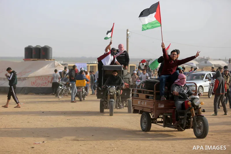 Palestinians protesters take part during clashes with Israeli troops near the border with Israel in the east Khan Yonis town southern Gaza Strip on, 12 April 2018. Protesters plan to call for the right of Palestinian ref...