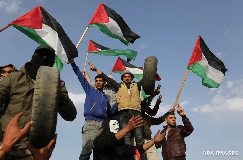 Palestinians protesters take part during clashes with Israeli troops near the border with Israel in the east Khan Yonis town southern Gaza Strip on, 12 April 2018. Protesters plan to call for the right of Palestinian ref...